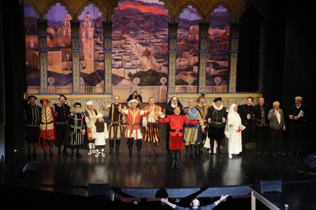 El Grupo de Teatro de la Junta Central de Comparsas al finalizar la actuación