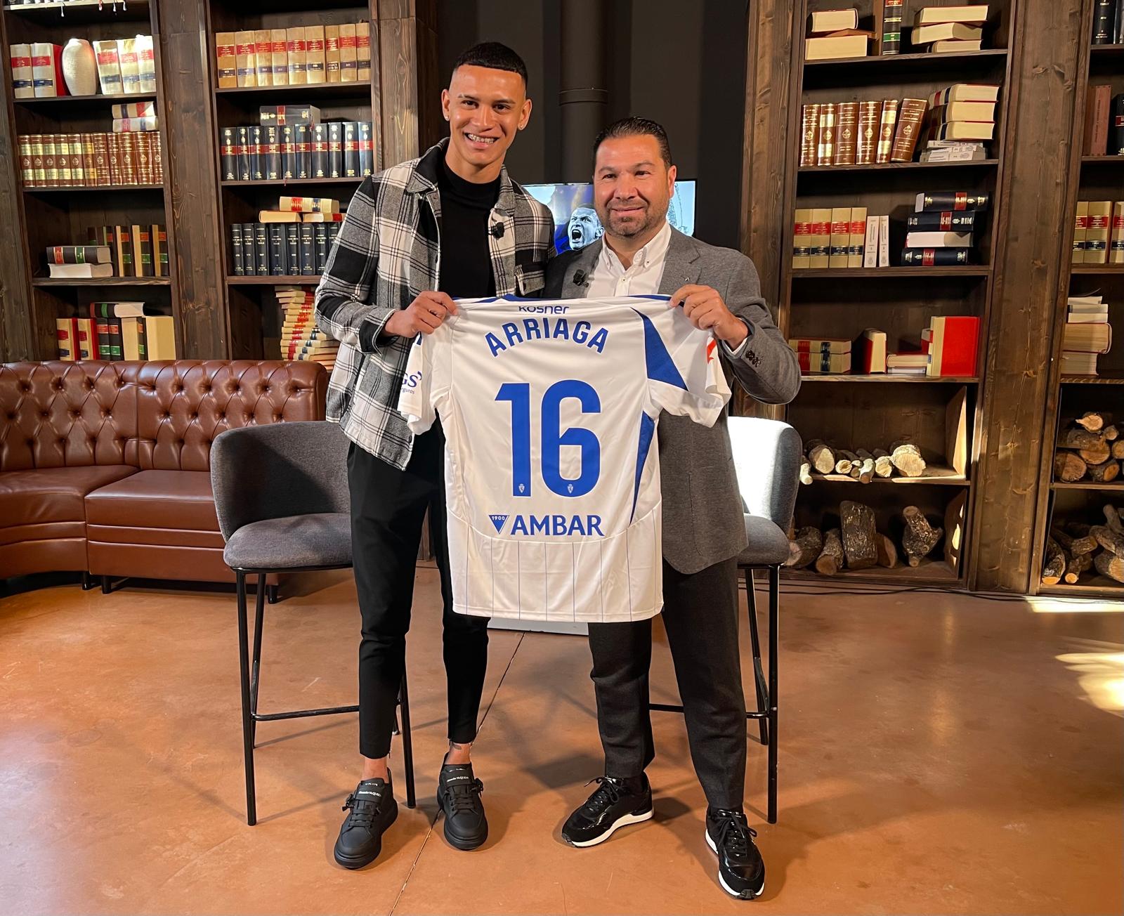 Kervin Arriaga posa con la camiseta junto al director deportivo, Juan Carlos Cordero