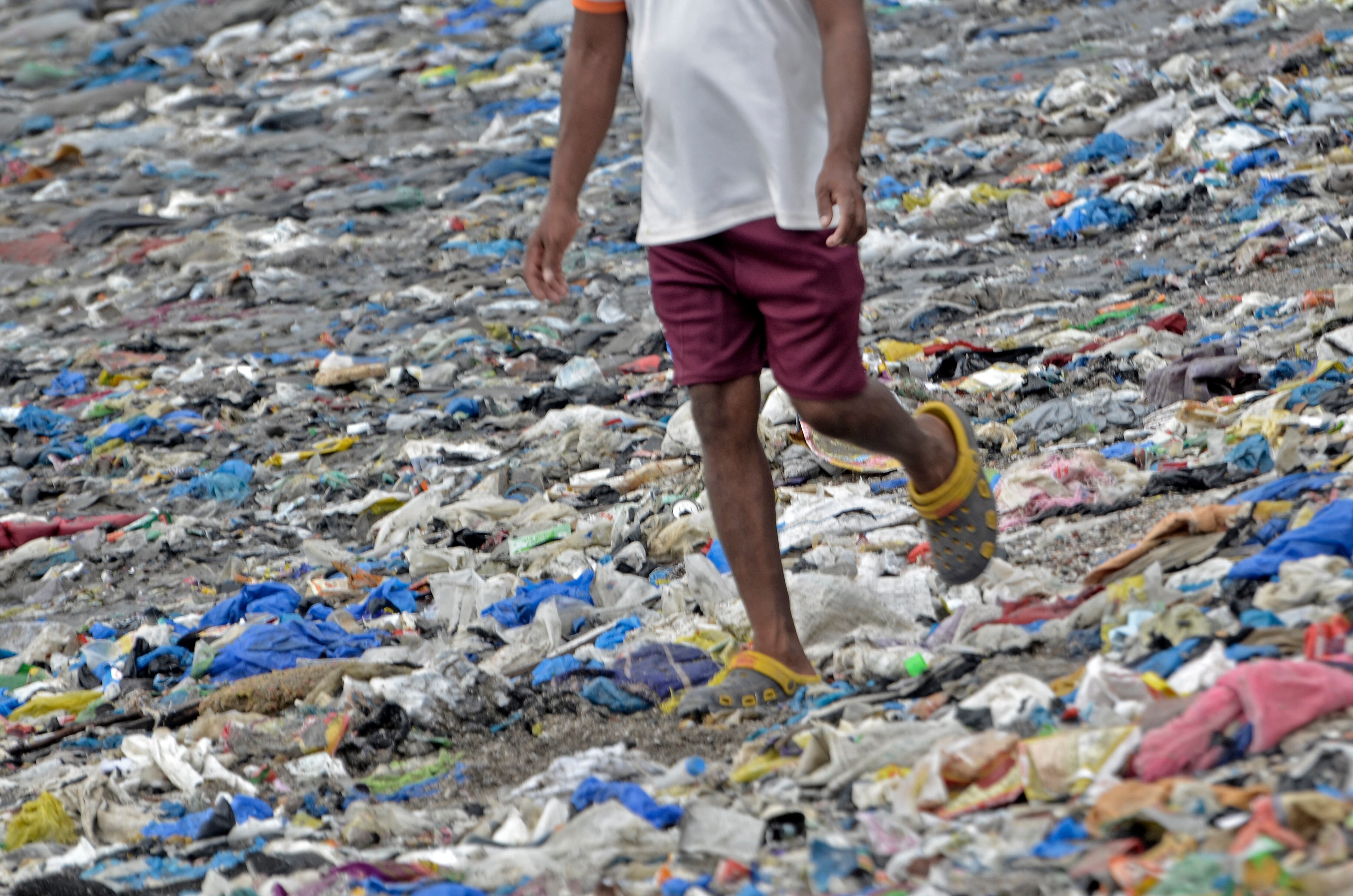Residuos plásticos en una playa de Bombay, India, el 6 de junio de 2025. Indranil Aditya/NurPhoto.