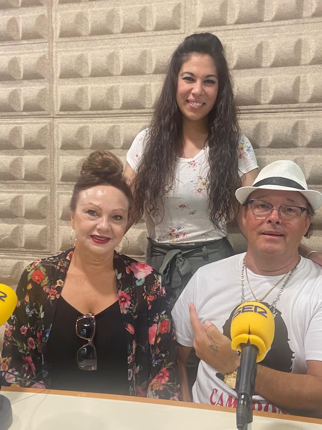 Paco de Amparo (guitarrista) visita los estudios de Radio Morón junto a su esposa
