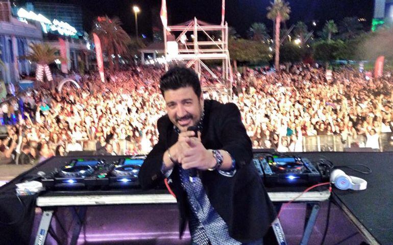 El presentador Tony Aguilar se hace un 'selfie' con el público