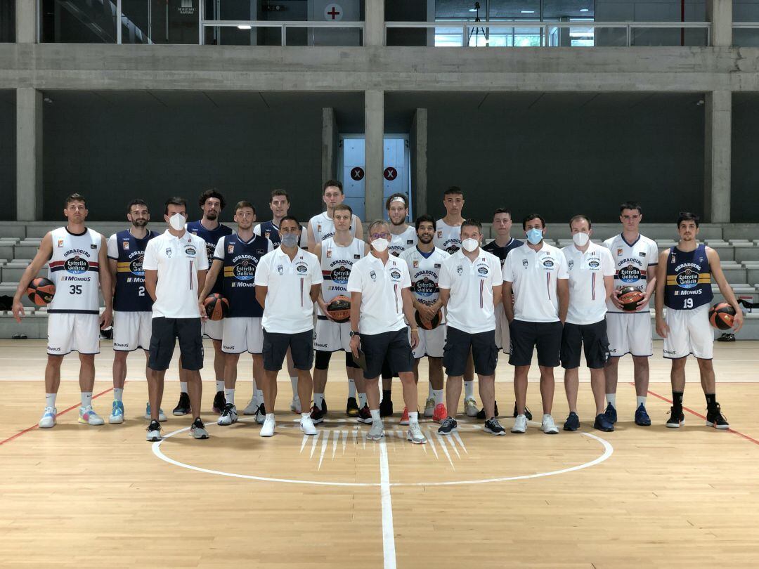 Jugadores y cuerpo técnico del Monbus Obradoiro posan antes de la sesión de entrenamientos en la primera jornada de pretemporada