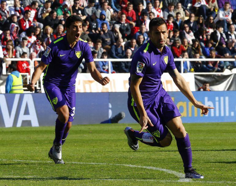 El delantero blanquiazul Charles celebra su gol en Vallecas