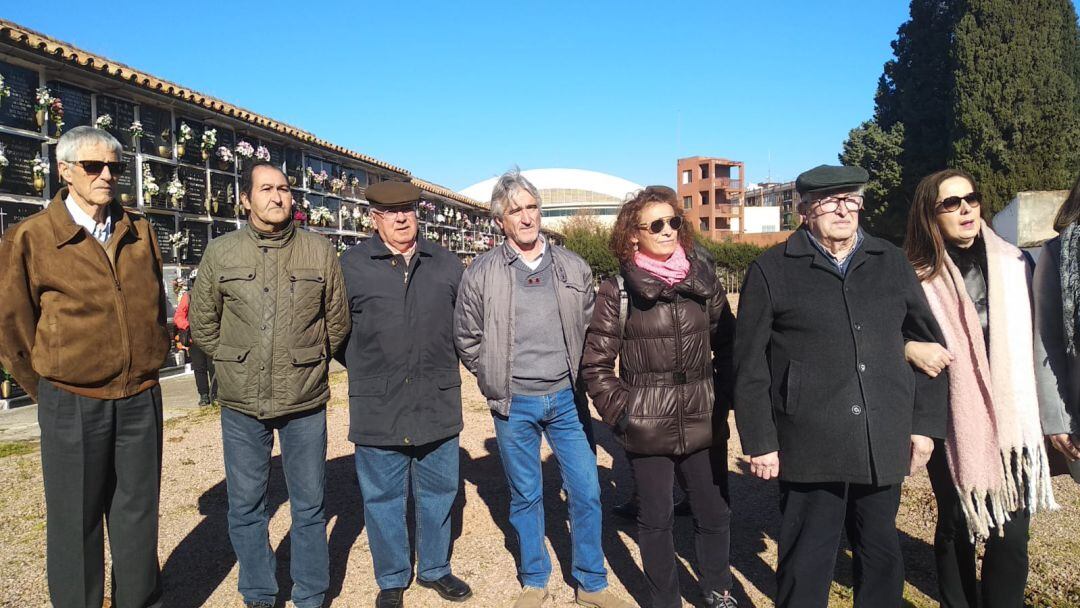 Familiares de represaliados en el Cementerio de la Salud