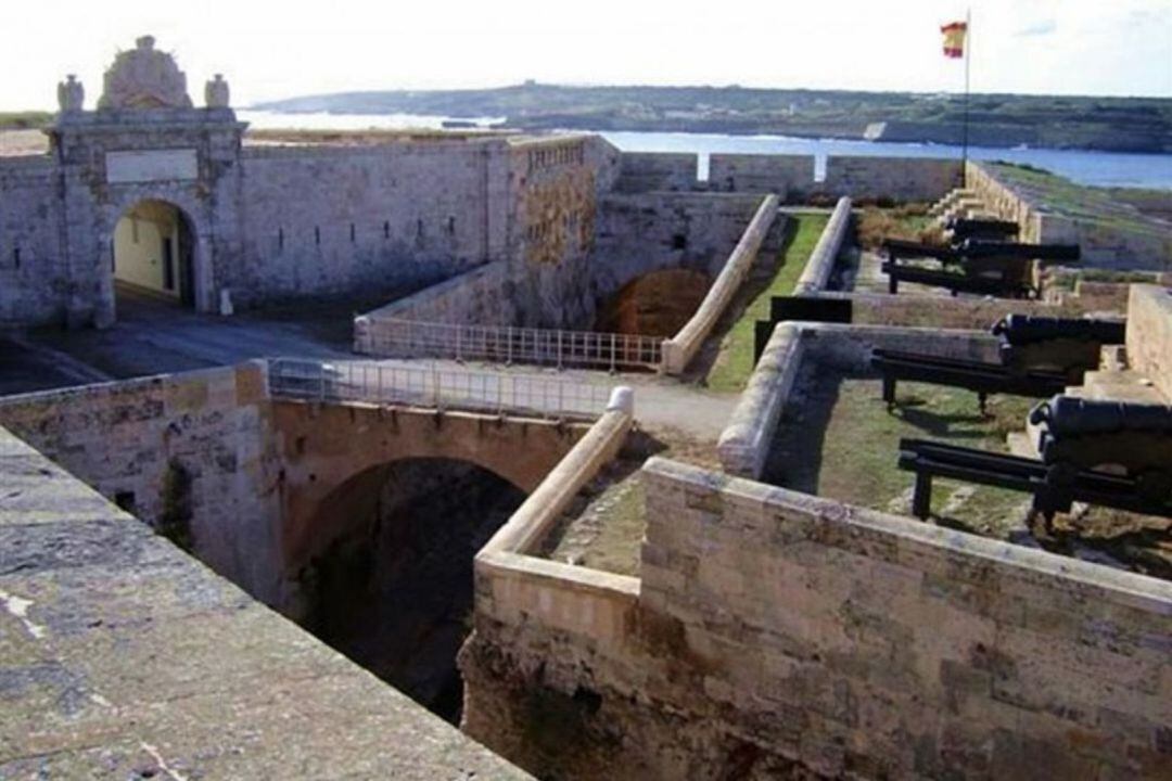 Se habilitaría una zona de La Mola para albergar un pequeño puerto para lanchas lanzadera de grandes cruceros.