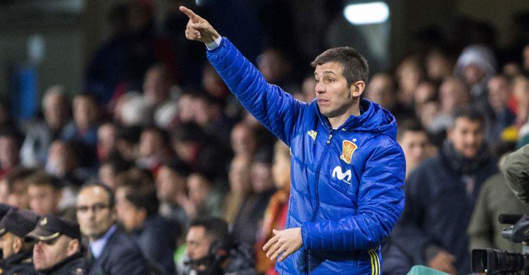 Albert Celades dirige un partido de la selección española Sub 21