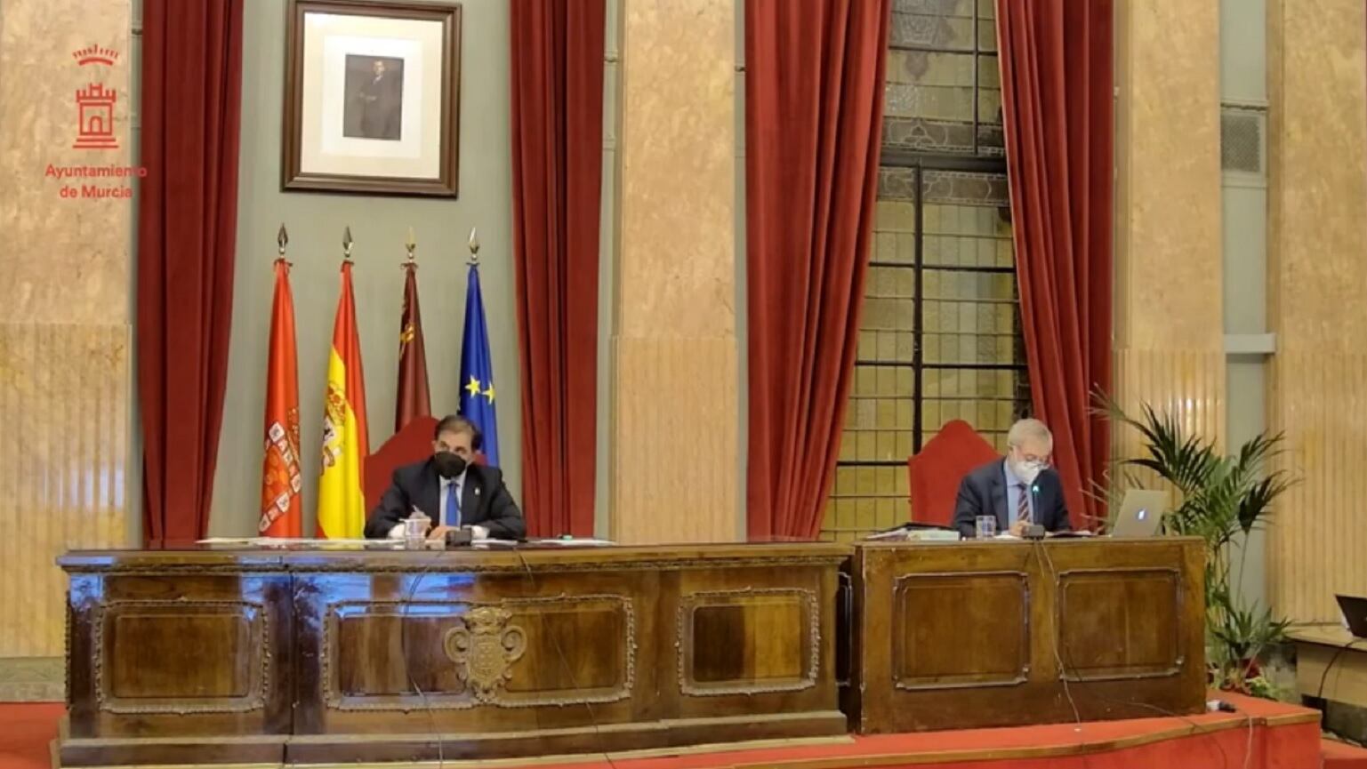 EL alcalde y el secretario del Ayuntamiento de Murcia en un momento a través de la retransmisión por streaming del pleno