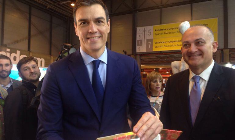 Pedro Sánchez firma el libro de apoyo a las fallas como patrimonio inmaterial de la humanidad