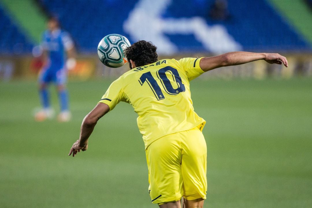 Vicente Iborra remata un balón contra el Getafe