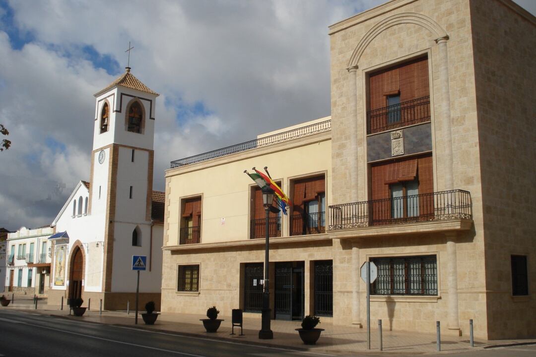 Imagen de la fachada del ayuntamiento y de la iglesia de la localidad segureña