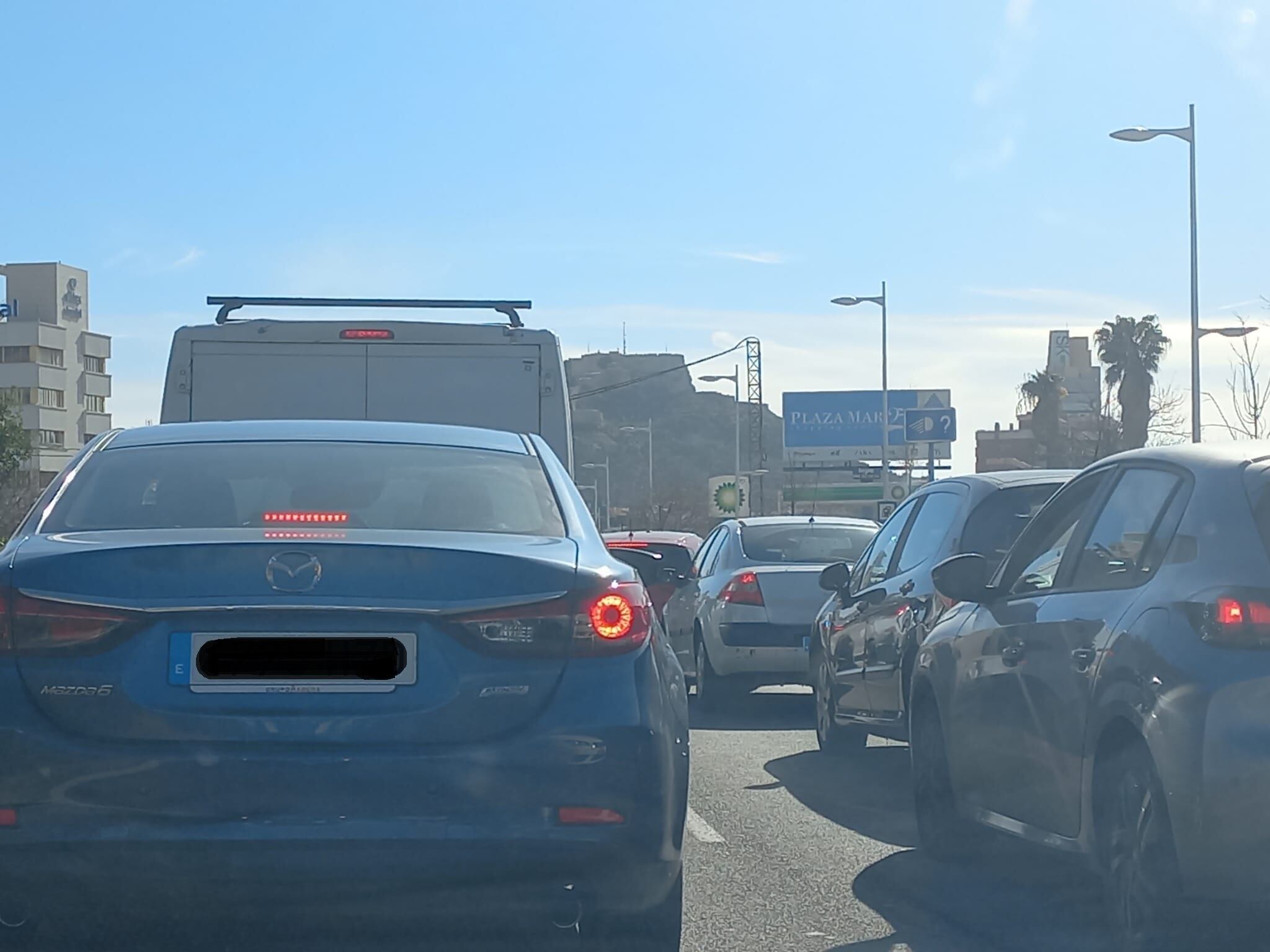 Atasco en la avenida de Denia por el corte de un carril para arreglar las grietas aparecidas en el asfalto