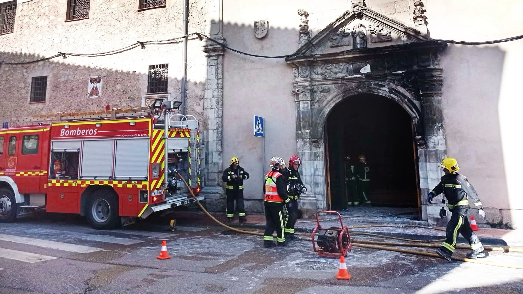 Los bomberos de Cuenca trabajan en la extinción del incendio en la puerta de la iglesia del convento de la Concepción Francisca de Cuenca.