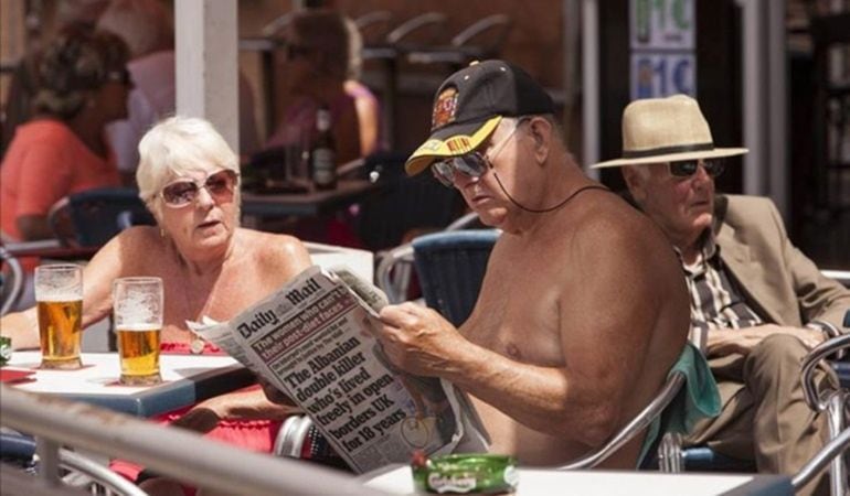 Turistas británicos en una terraza de Benidorm.