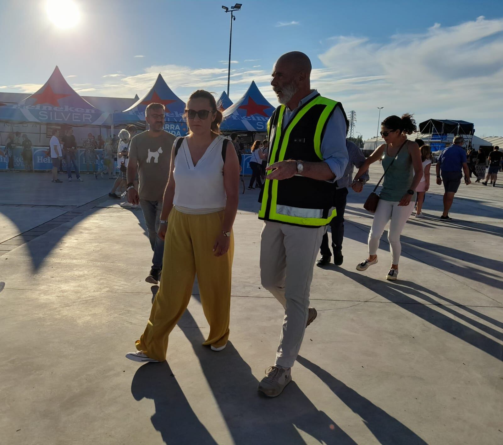 La delegada del gobierno en Castilla y León, Virginia Barcones, en su visita al recinto de Sonorama Ribera acompañada por el Comisario Jefe de la Policía Nacional en Aranda, Joaquín Gomá