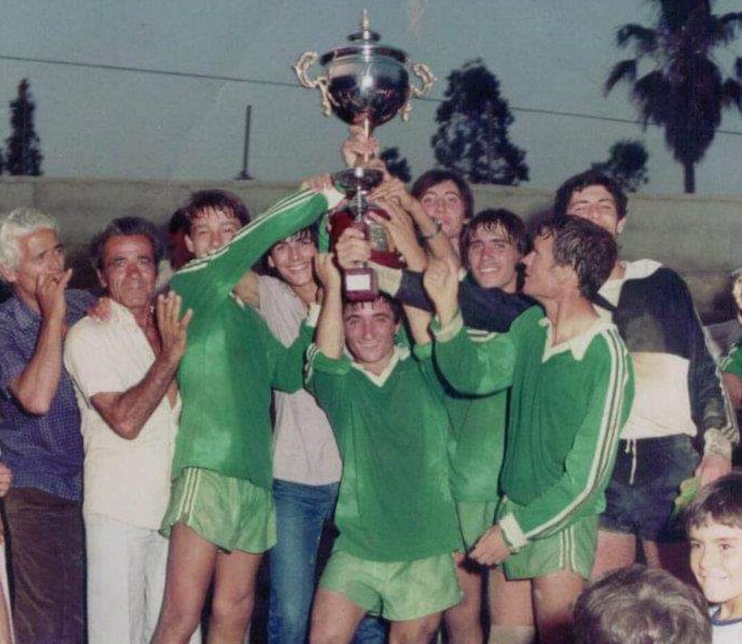 Pirri debajo de la Copa Antonio Biosca.