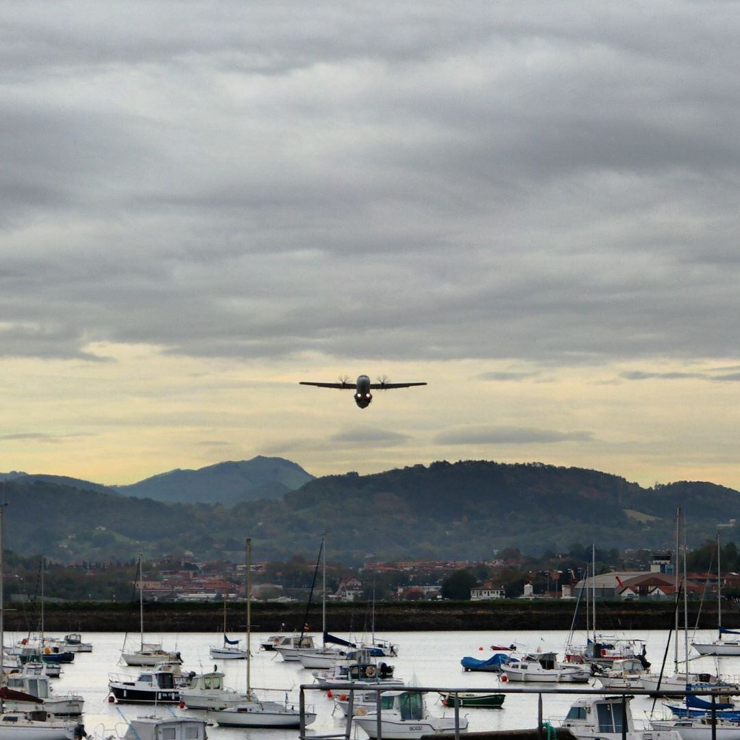 Momento en el que un avión aterriza en el aeropuerto de Hondarribia. 