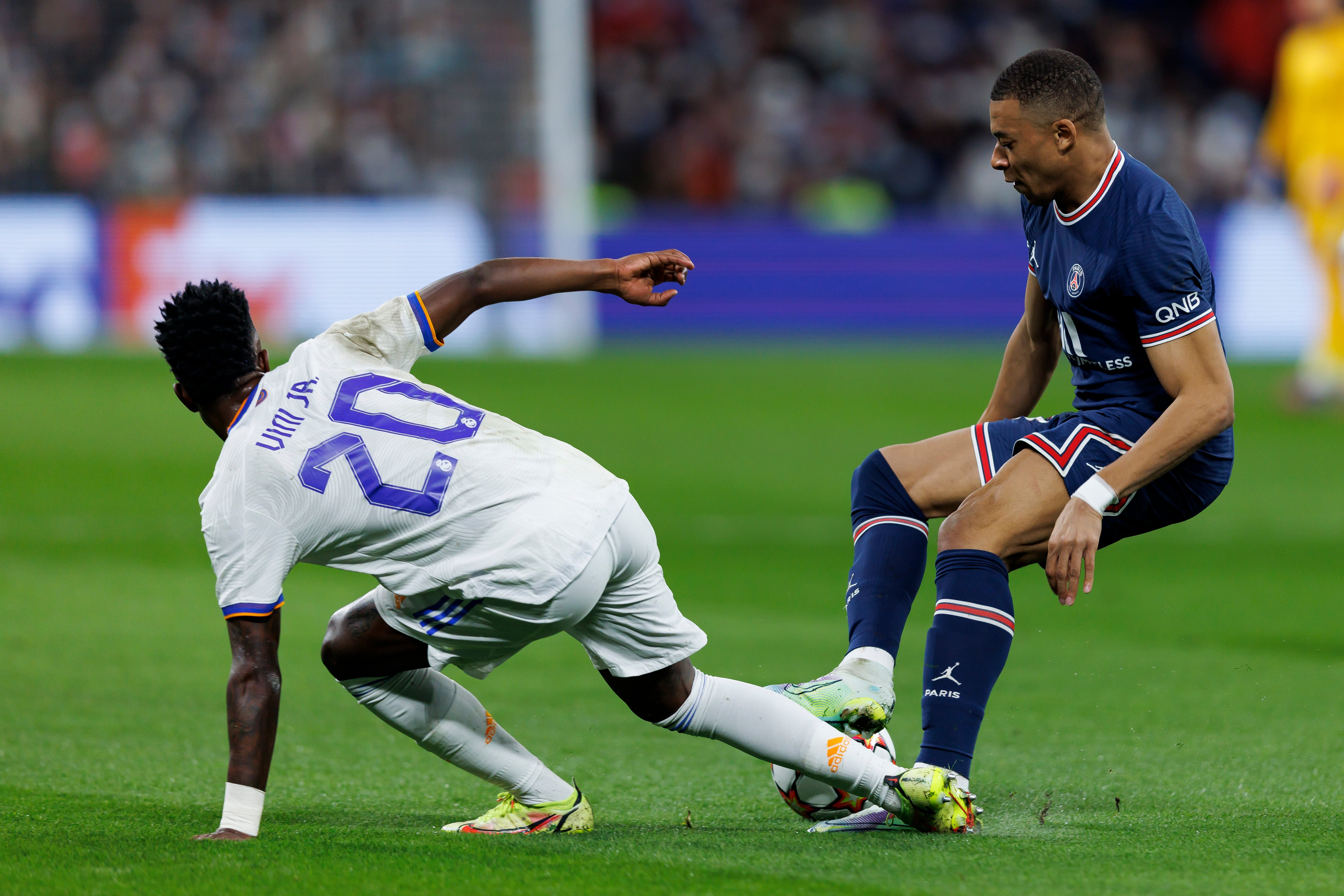 Vinicius Júnior defiende a Kylian Mbappé en un partido de Champions League