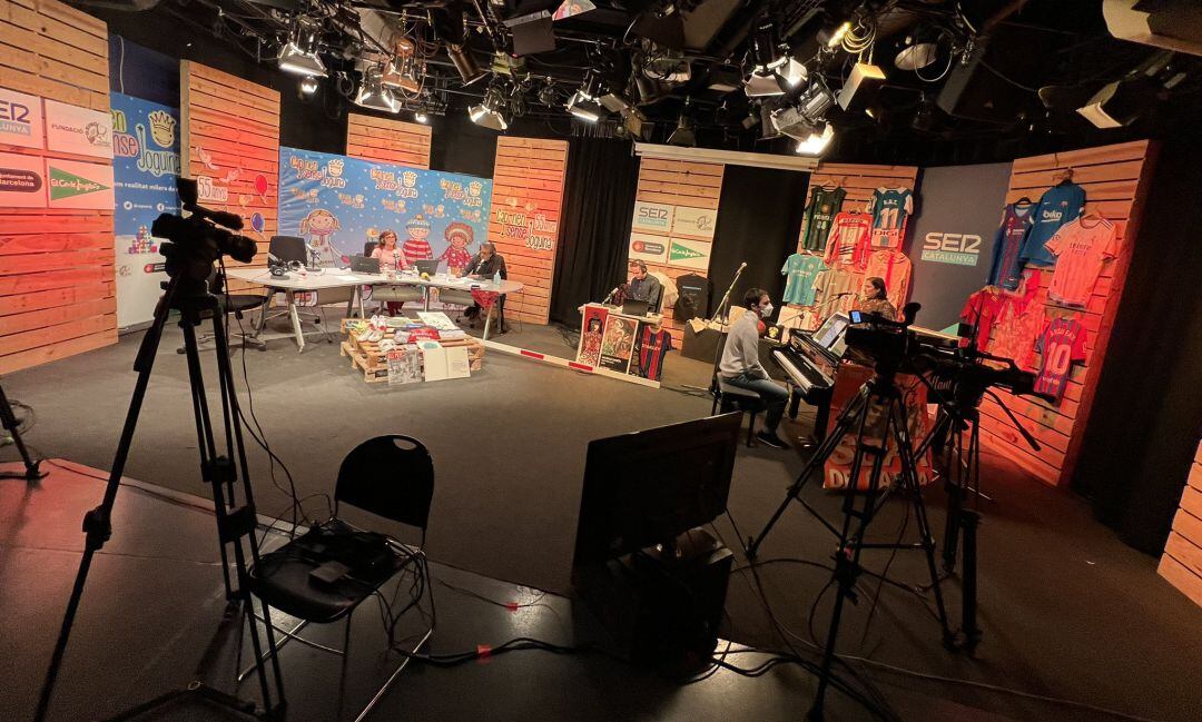 El estudio Toresky ha acogido un año más &#039;Cap Nen Sense Joguina&#039;, una campaña organizada por Radio Barcelona y el Casino L&#039;Aliança del Poble Nou, con la colaboración de El Corte Inglés y el Ayuntamiento de Barcelona