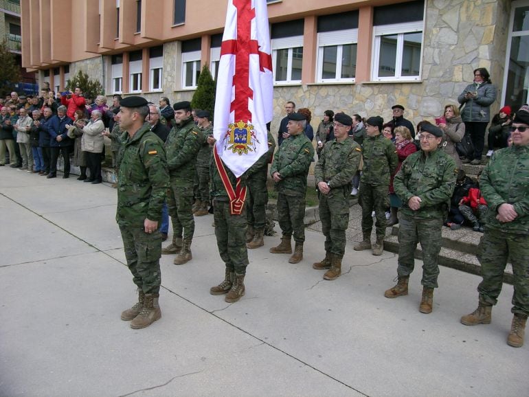 Los soldados del Batallón Covadonga, con su bandera, en Navaleno.