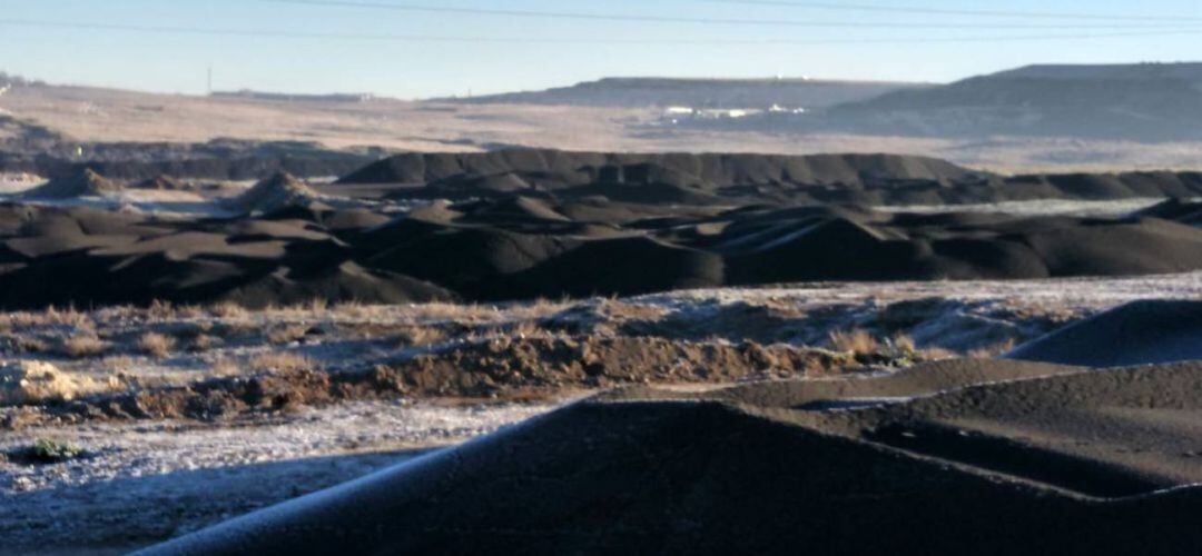 Según Ecologístas en Acción de Pinto los lodos se siguen acumulando en el mismo lugar y temen que vuelvan a producirse, con el calor, nuevos olores.