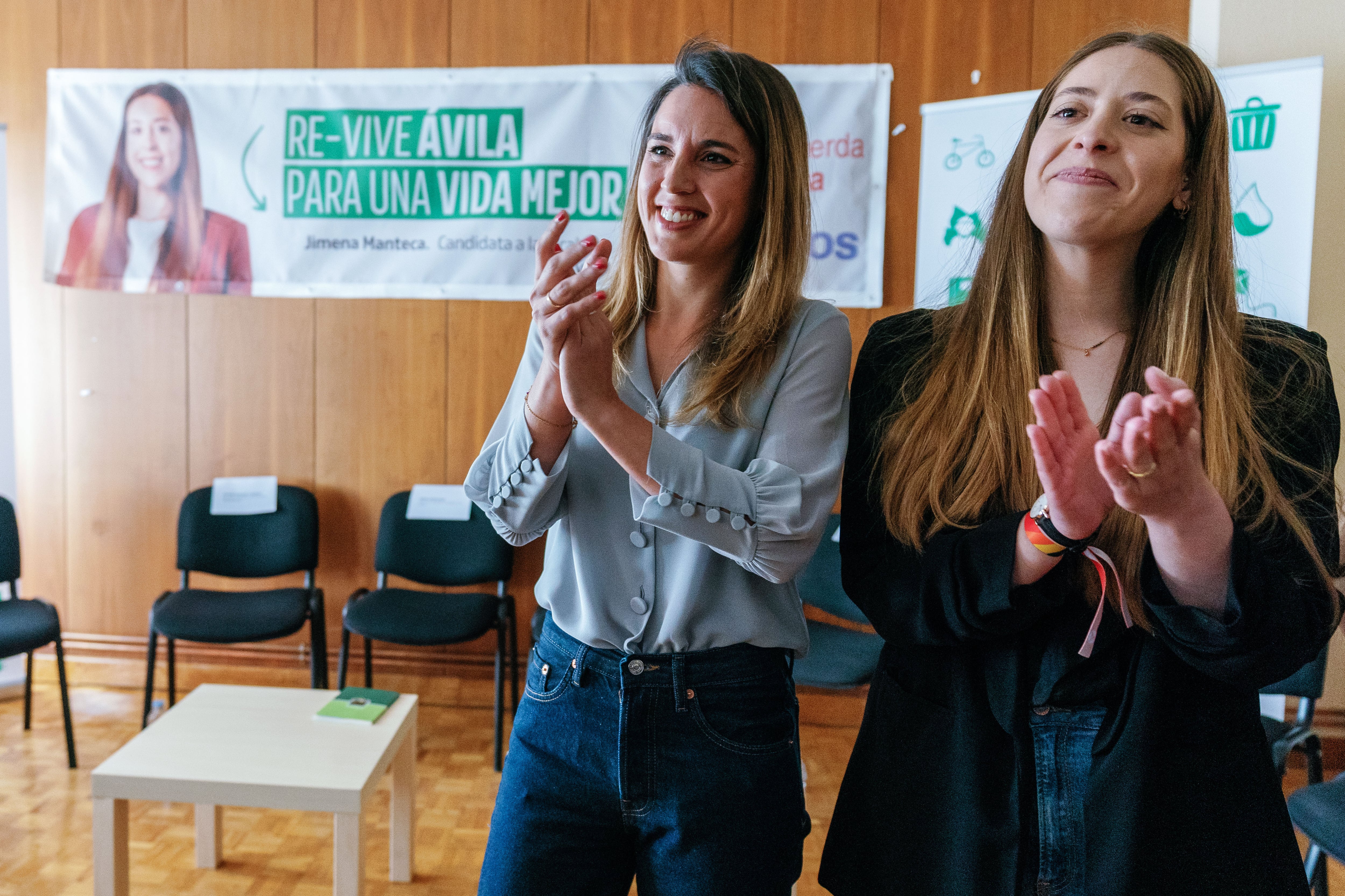 La ministra de Igualdad y número dos de Unidas Podemos, Irene Montero, junto a la candidata a la Alcaldía de Ávila por IU-Podemos, Jimena Manteca (d), durante la reunión con colectivos feministas y de defensa de derechos LGTBIQ+ este jueves en Ávila. 