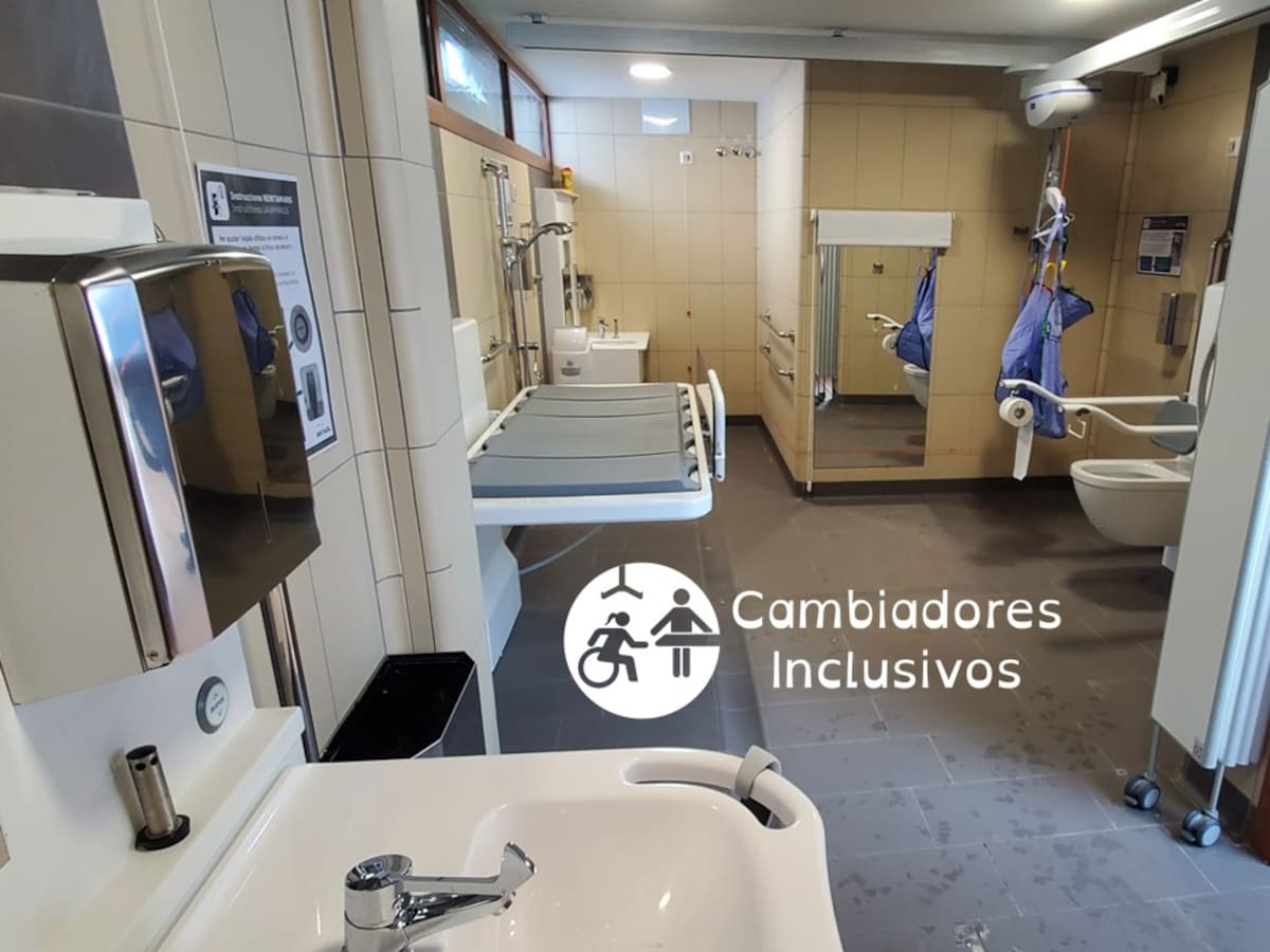 Las familias con necesidades especiales reclaman cambiadores inclusivos en Murcia