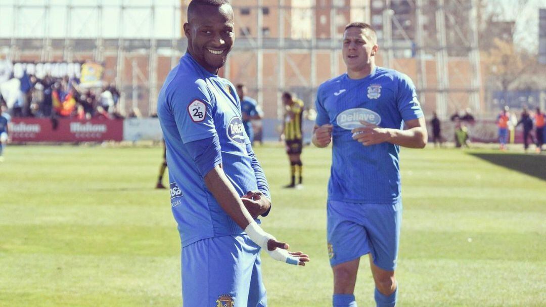 El delantero celebrando un gol.