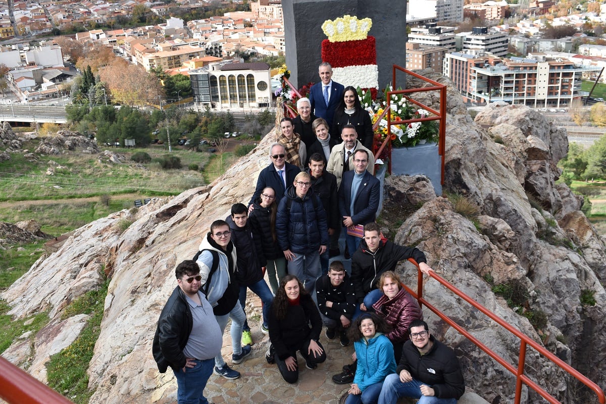 Miembros de la corporación municipal y alumnos de Aspades-La Laguna celebrando Santa Bárbara