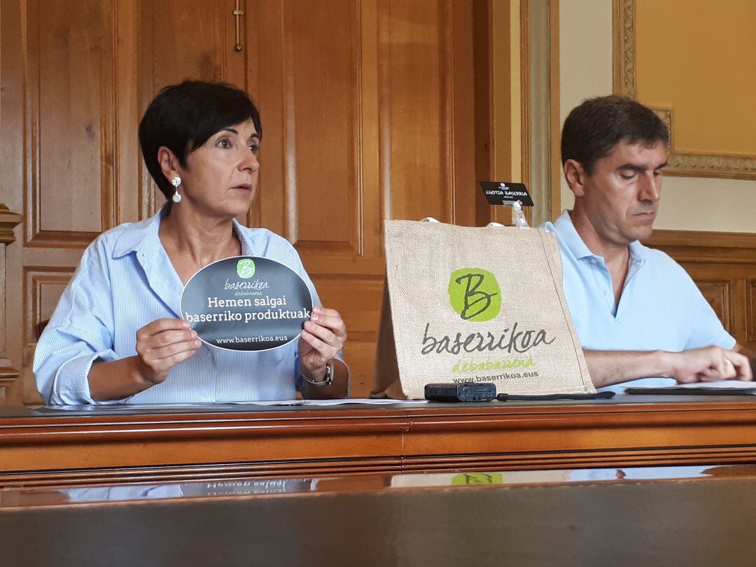 Agurtzane Etxaniz, responsable de Debemen, y Alberto Albístegui, Concejal de Desarrollo Económico de Eibar