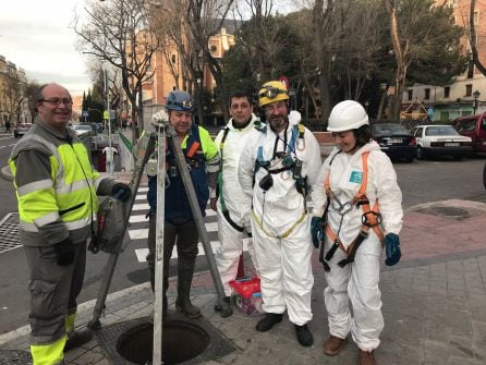 A punto de incursionar en una alcantarilla de Madrid