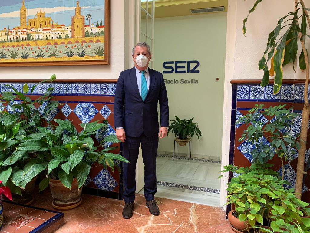 Jesús Maza, presidente de la Asociación Española Contra el Cáncer (AECC) en Sevilla posa en el patio de nuestra emisora