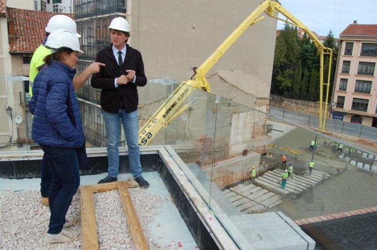 El alcalde de Soria visita las obras del nuevo Mercado Municipal.