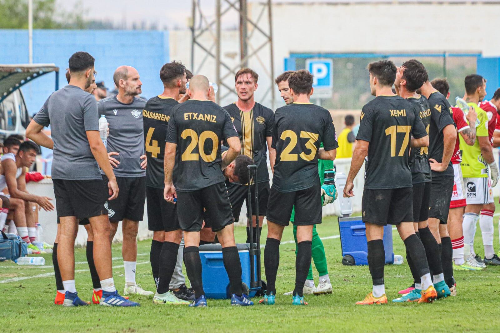 Jugadores del Intercity, en el estadio Antonio Solana