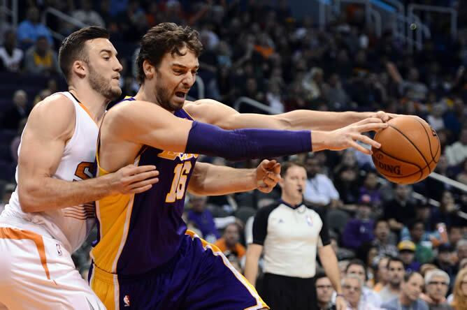 El jugador español de los Lakers, defendido por Miles Plumlee durante un partido ante Phoenix Suns.