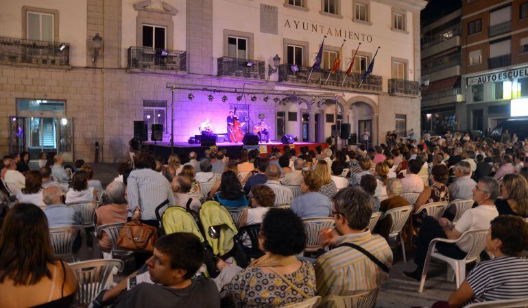 El Festival de Jazz 'Plazajazz' de Colmenar Viejo reune a cientos de aficionados del género en las cálidas noches de septiembre