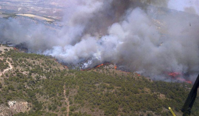 El incendio declarado el pasado domingo en el término municipal de Quesada a unos 25 kilómetros del Parque Natural de Cazorla, Segura y las Villas, que fue dado por controlado esta mañana, se ha reactivado (esta tarde debido a las "condiciones meteorológi
