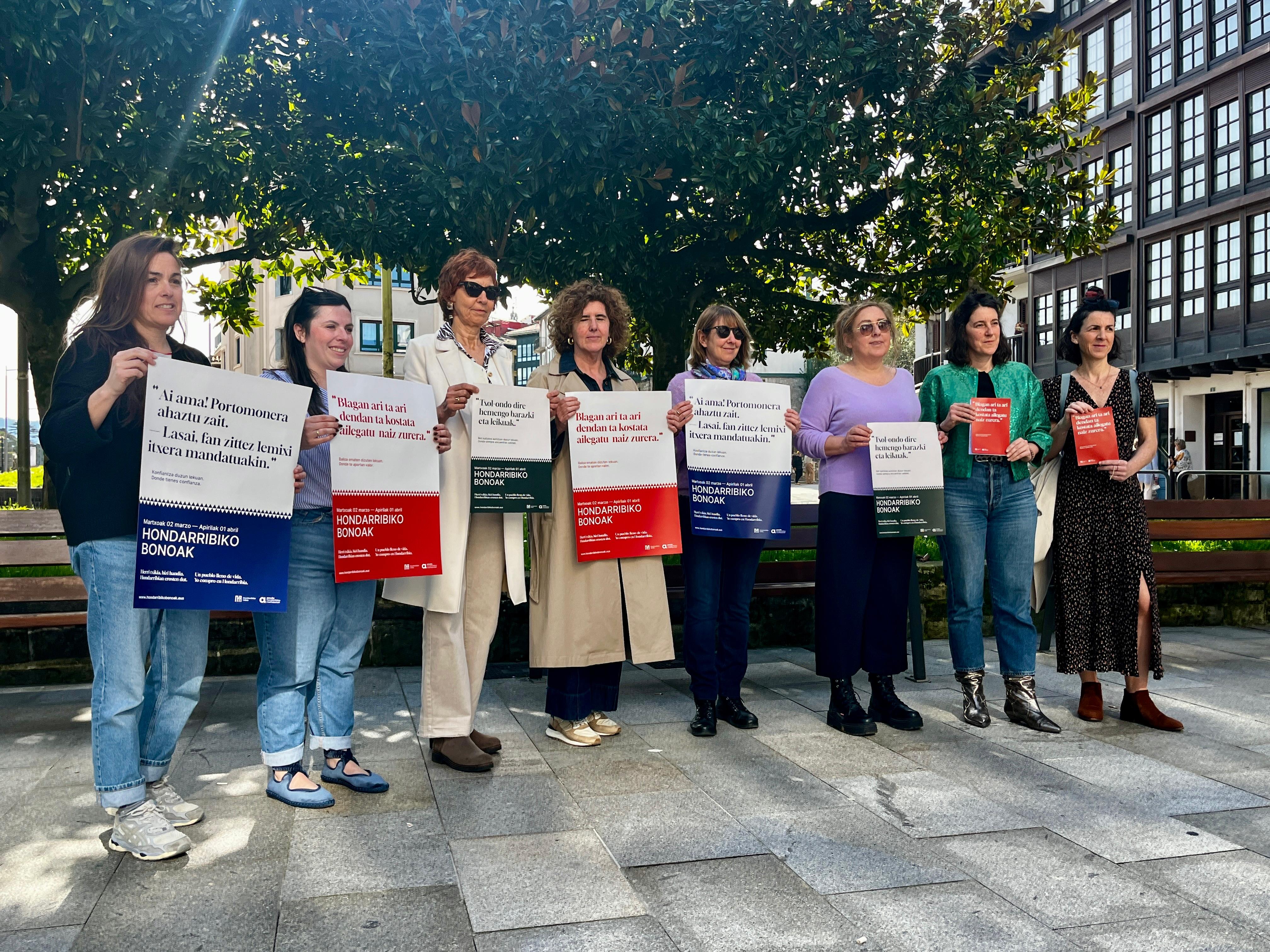 Los carteles de la presentación de los bonos de comercio.