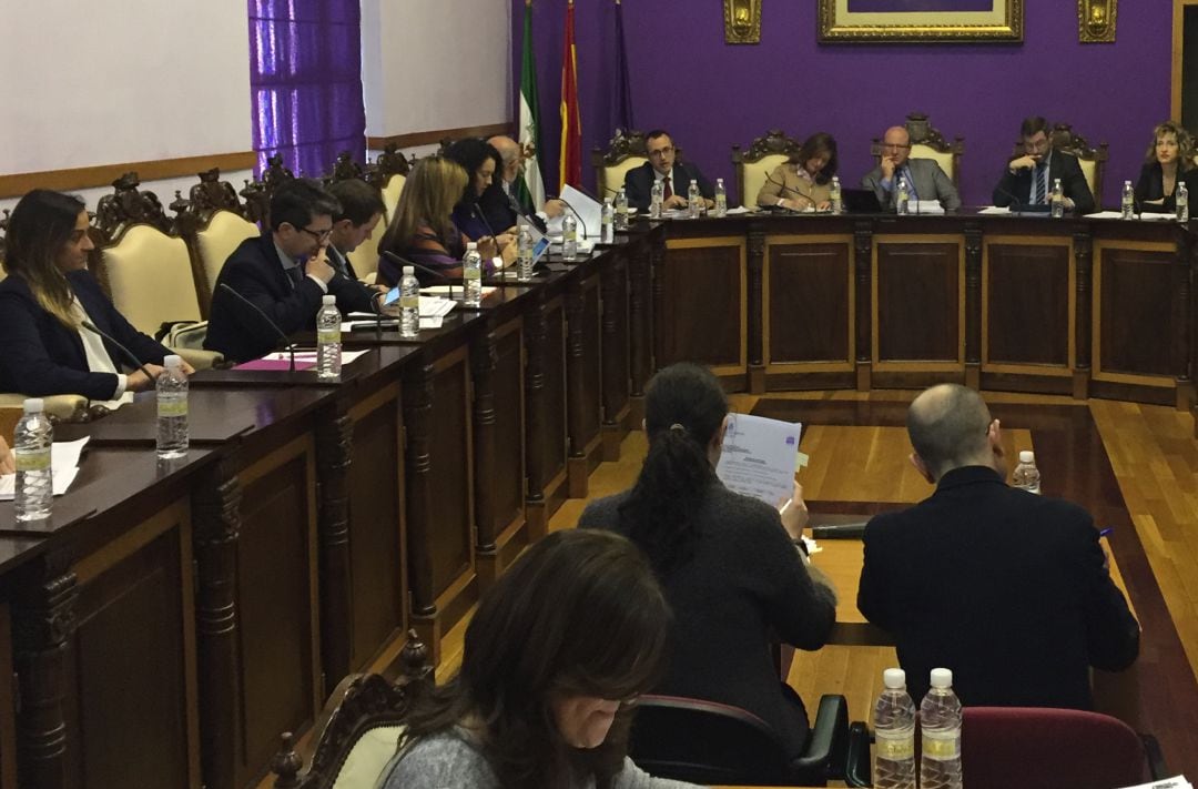 Imagen de un pleno del Ayuntamiento de Jaén con la bancada del PP donde habrá muchos cambios a partir de mayo.