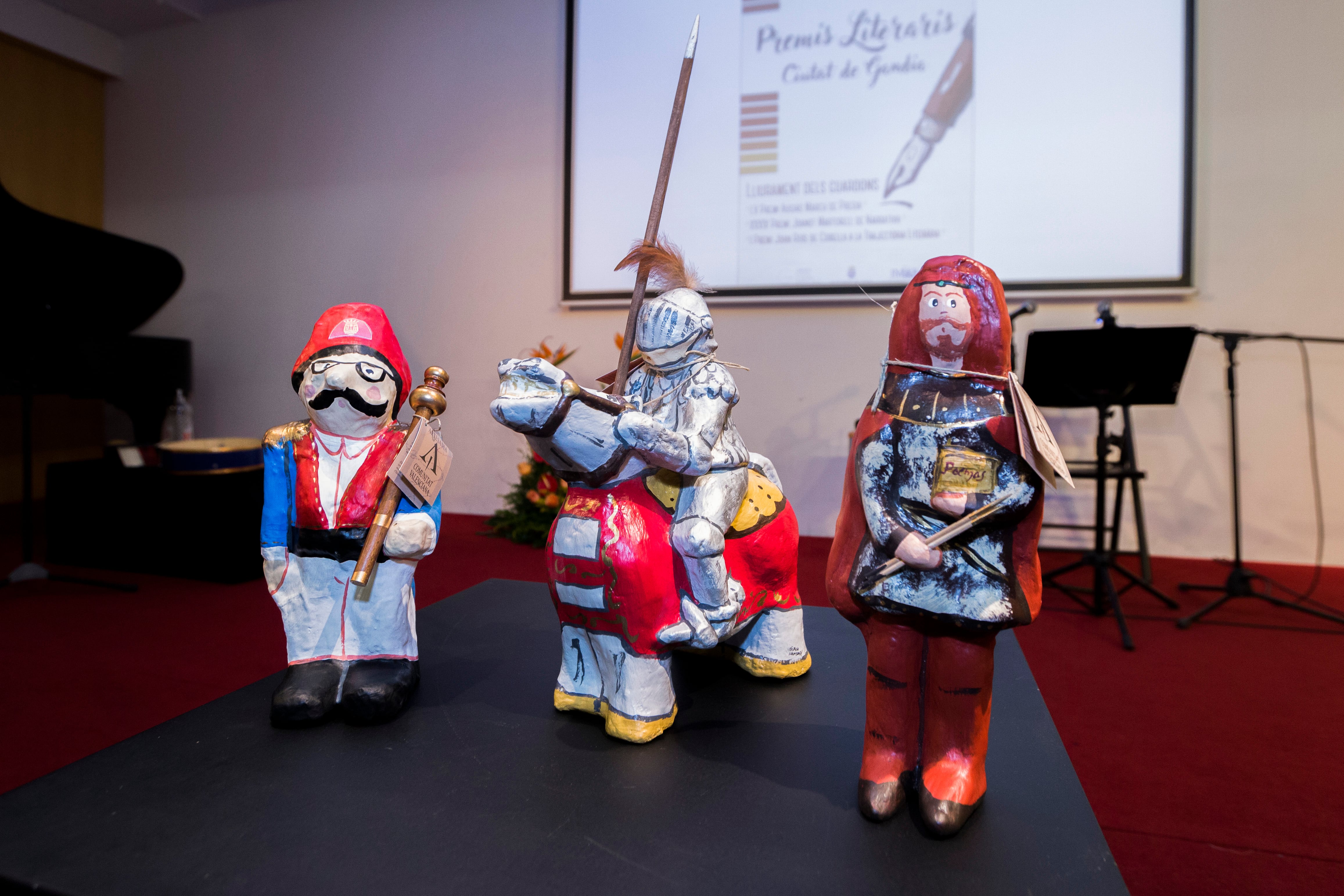 Esculturas que se entregan a los ganadores de los Premios Literarios Ciutat de Gandia.