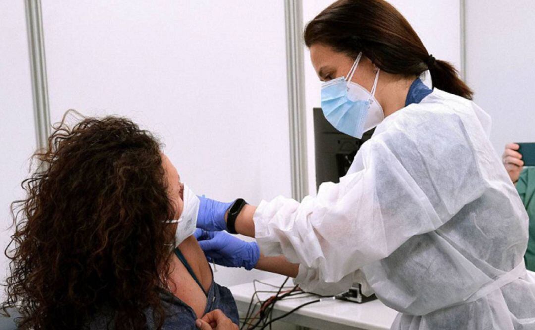 Una vacunación a una mujer.