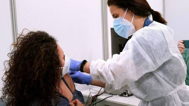 Una vacunación a una mujer.