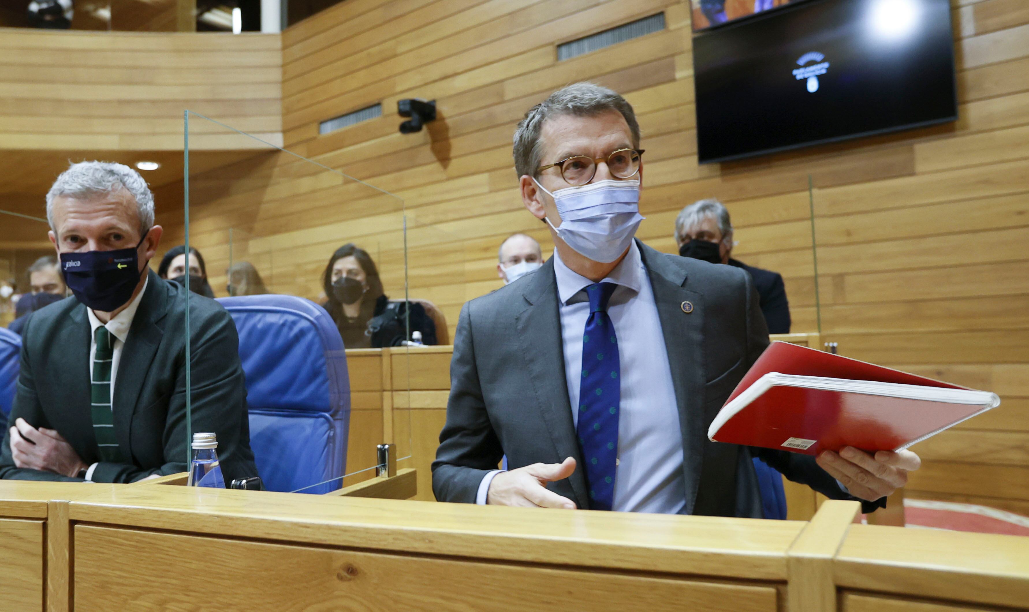 El presidente de la Xunta, Alberto Núñez Feijóo (d), y el vicepresidente, Alfonso Rueda (i) durante el pleno del Parlamento de Galicia. EFE/Lavandeira jr