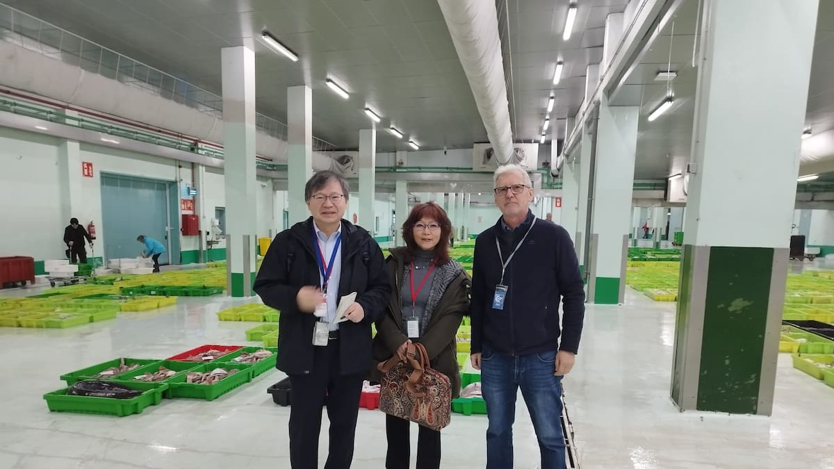 Representantes de la principal Universidad marítima de Japón visitan la lonja de A Coruña