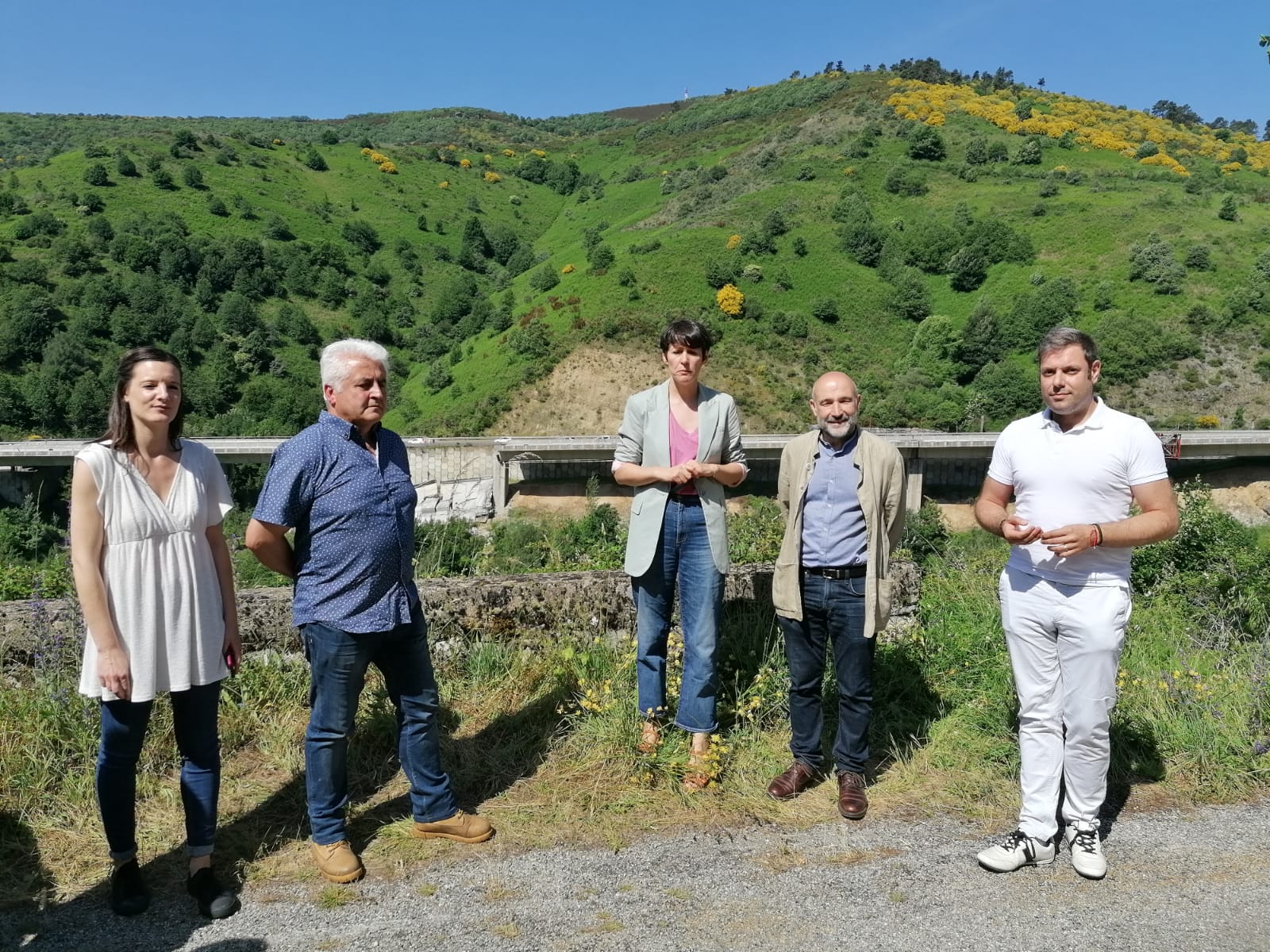 La líder del BNG, Ana Pontón junto a otros miembros del partido y el secretario de Coalición por el Bierzo, Iván Alonso (a la dcha. de la imagen)