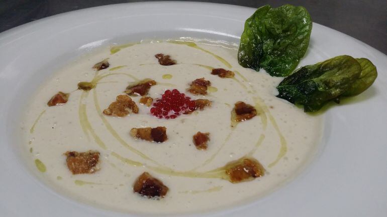 Crema de espárragos de Tudela con caviar de trucha y torreznos crujientes de Soria