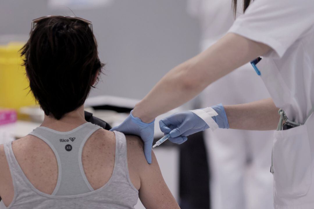 Una persona recibe la segunda dosis de la vacuna contra el Covid-19, foto de archivo
