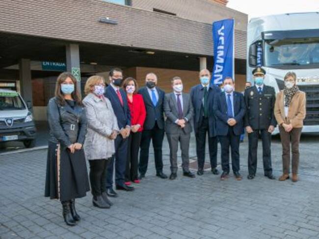 Autoridades posan a la entrada del Encuentro nacional celebrado en Puertollano