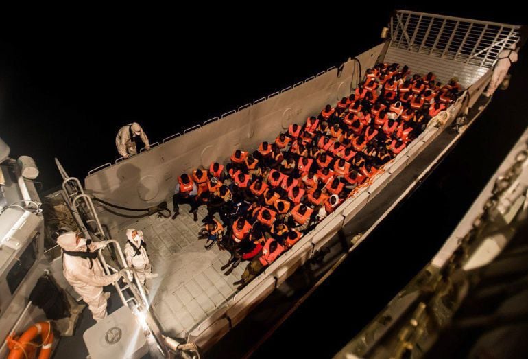 Rescate en alta mar, en la madrugada del domingo 10 de junio, de parte de los 629 inmigrantes que han sido rescatados por el barco &quot;Aquarius&quot;, al que se le ha impedido atracar en Italia y Malta.