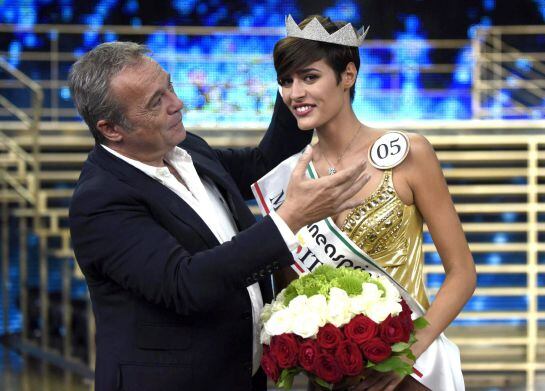 AQW45. Jesolo (Italy), 21/09/2015.- Participant Alice Sabatini smiles as she is being crowned Miss Italy 2015 at the beauty pageant in Jesolo, Italy, 20 September 2015. (Italia) EFE/EPA/RICCARDO DALLE LUCHE