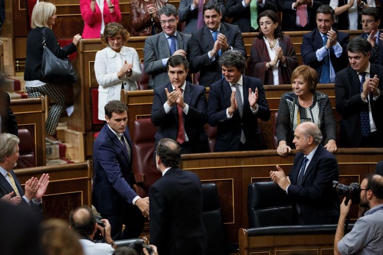 Albert Rivera felicita a Mariano Rajoy tras conveguir investirse presidente con su apoyo el pasado 29 de octubre